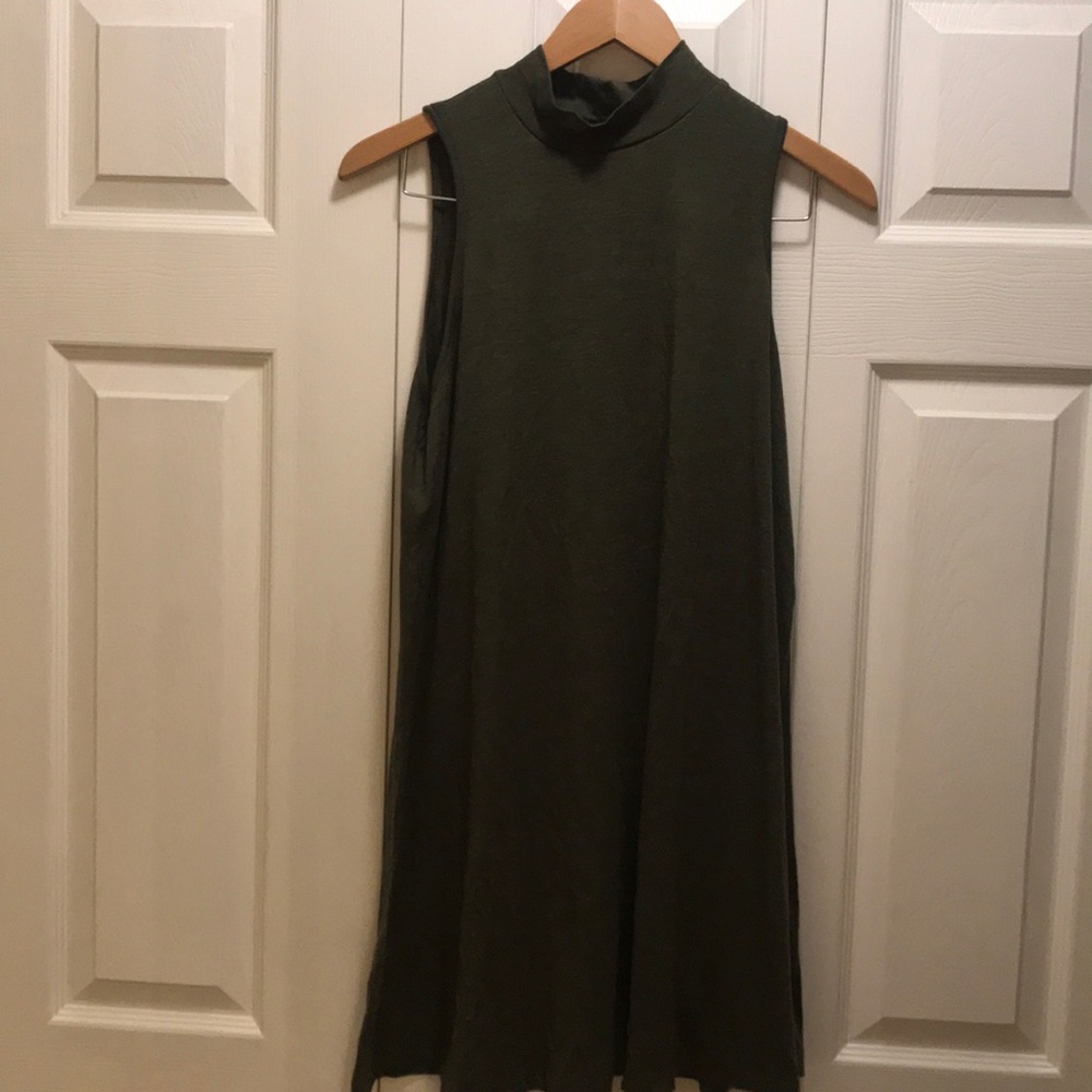 Proof no sleevest. Top with turtle neck.
